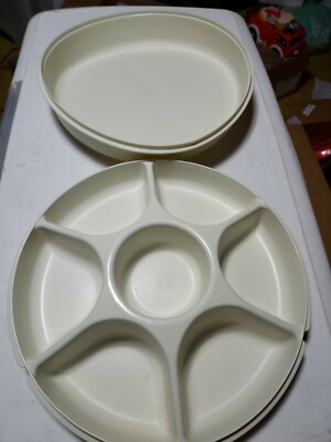 VTG TUPPERWARE DIVIDED VEGETABLE RELISH CHIP & DIP SERVING TRAY W/DIP BOWL & LID-image