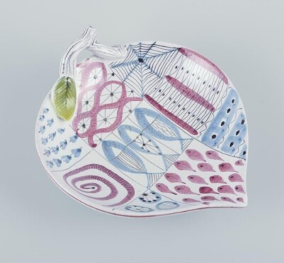 Stig Lindberg for Gustavsberg Studio.  Bowl with leaf-shaped handle,  1940s-image