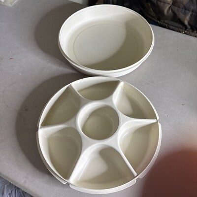 VTG TUPPERWARE DIVIDED VEGETABLE RELISH CHIP & DIP SERVING TRAY With Lid.-image