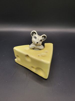 Vintage Ceramic Arts Studio Mouse With Cheese Salt And Pepper Shakers Kitsch -image