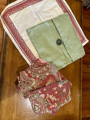 Pottery Barn Queen Duvet Cover With Shams (2), And 2 Decorative Pillow Covers-image