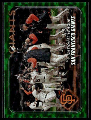 2024 Topps 453 San Francisco Giants Team Card Green Foil 195/499-image
