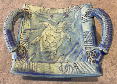 STUDIO ART POTTERY :: 4 1/2” Square “SWIMMING TURTLE” 2-HANDLED DISH Blue/Green-image